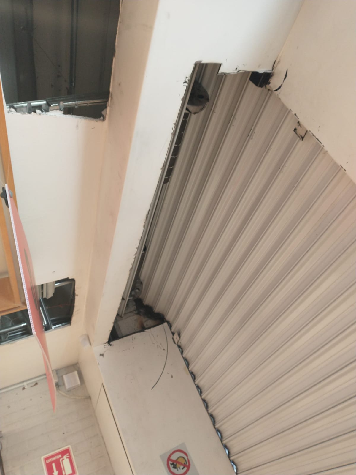 Trabajo 011 CDMX — cortina metálica