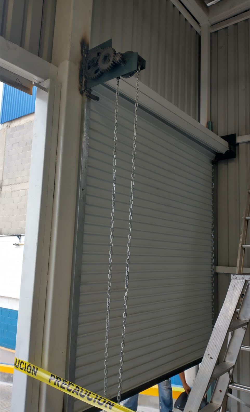 Trabajo 023 CDMX — cortina metálica