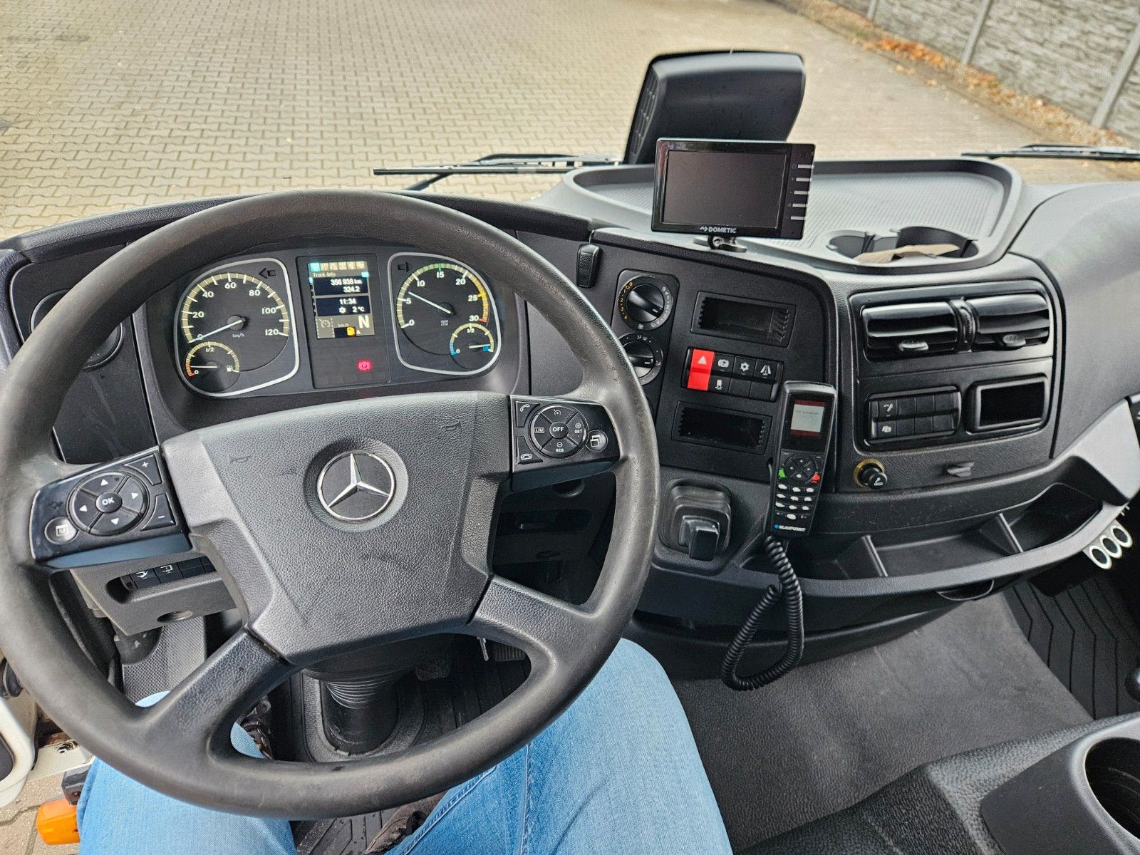 Mercedes-Benz · Kofferaufbau Bild 3