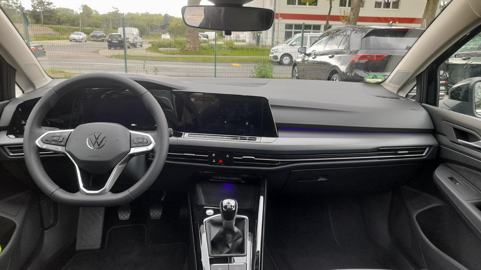 Autovermietung / VW Golf 8 bei Trans-Cars Bild 6