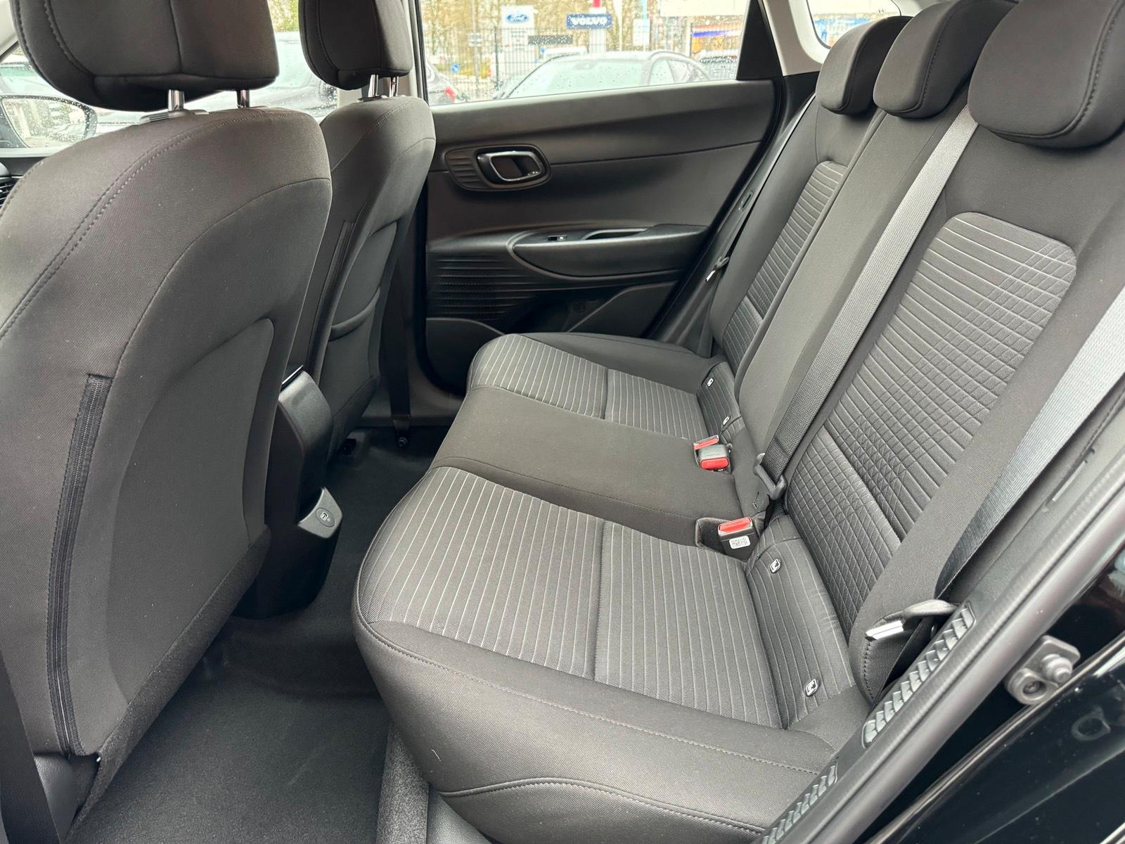 Hyundai i20 / Automatik / Autovermietung / / Köln Bild 3