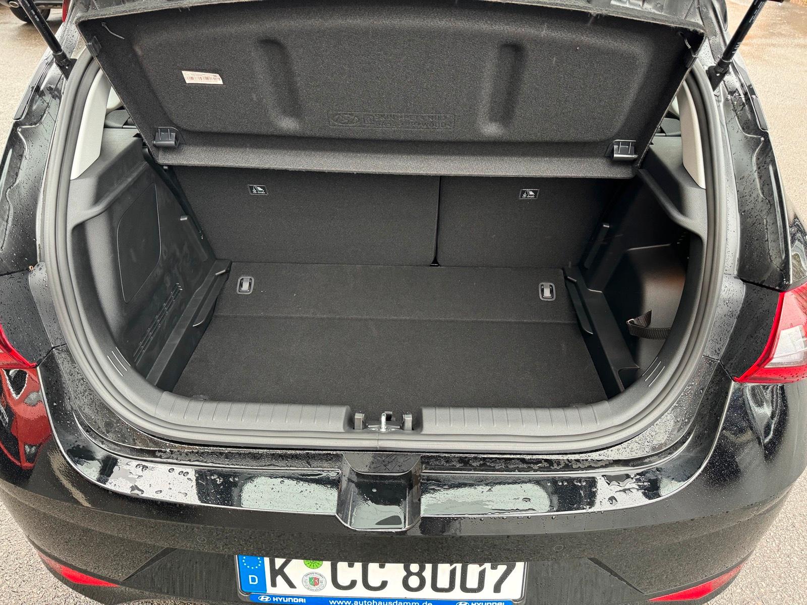 Hyundai i20 / Automatik / Autovermietung / / Köln Bild 4