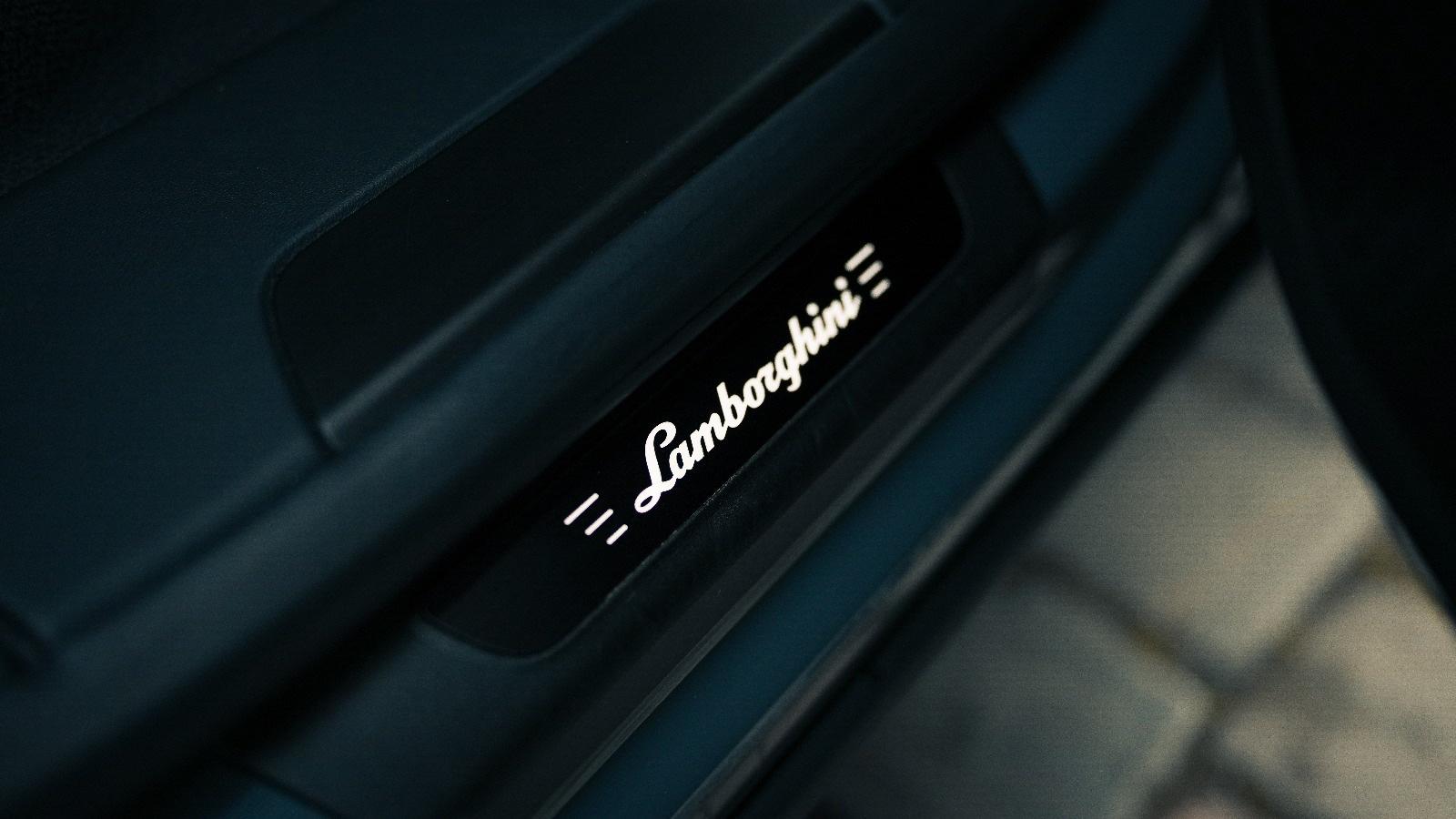 Lamborghini SUV Bild 6