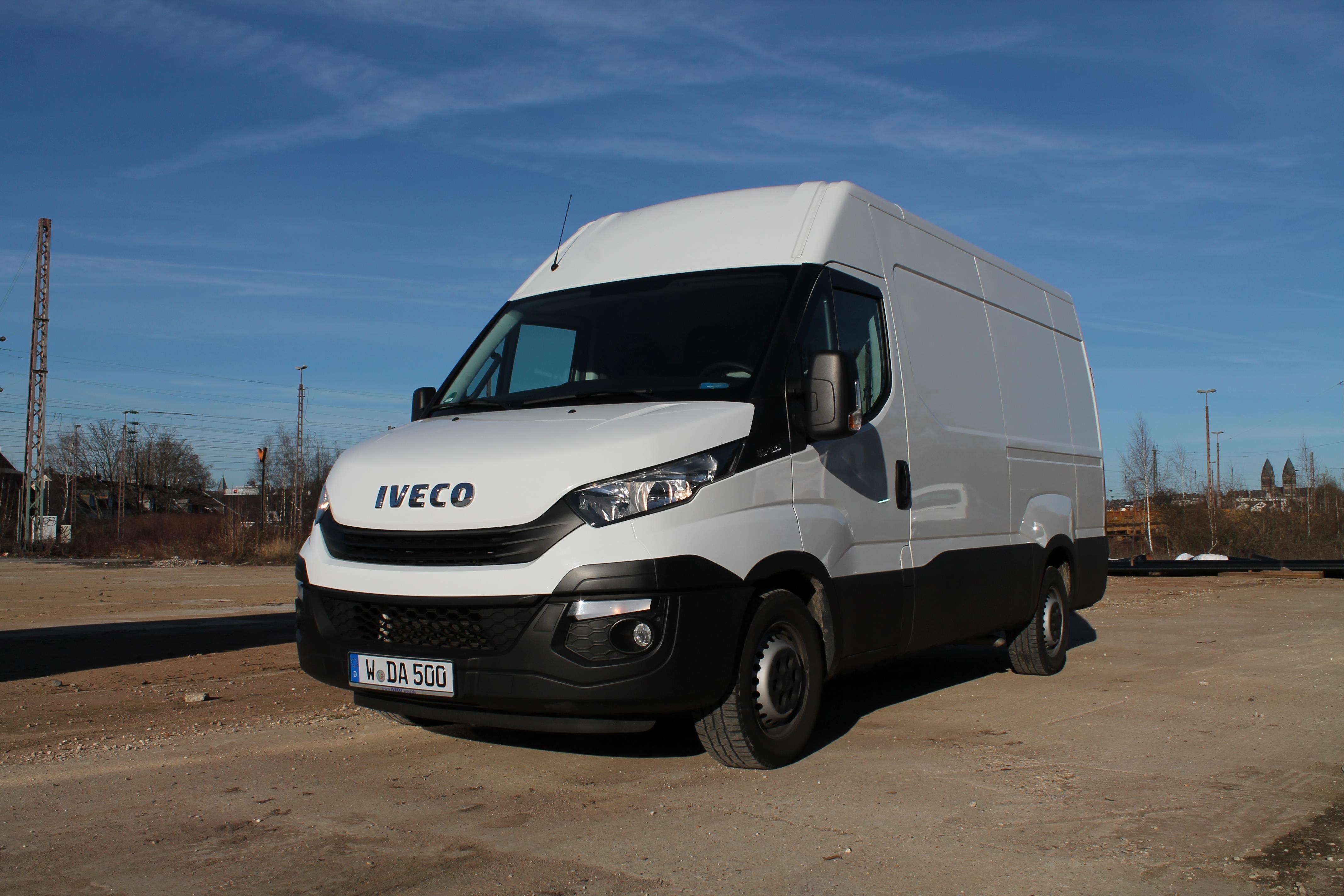 extra großer Transporter z.B. Peugeot Boxer (L4)  Beispielmodell Iveco Daily Laderaummaße 4,0*1,65*1,9 mtr Ladevolumen ca 15m³ 3 Sitzer
