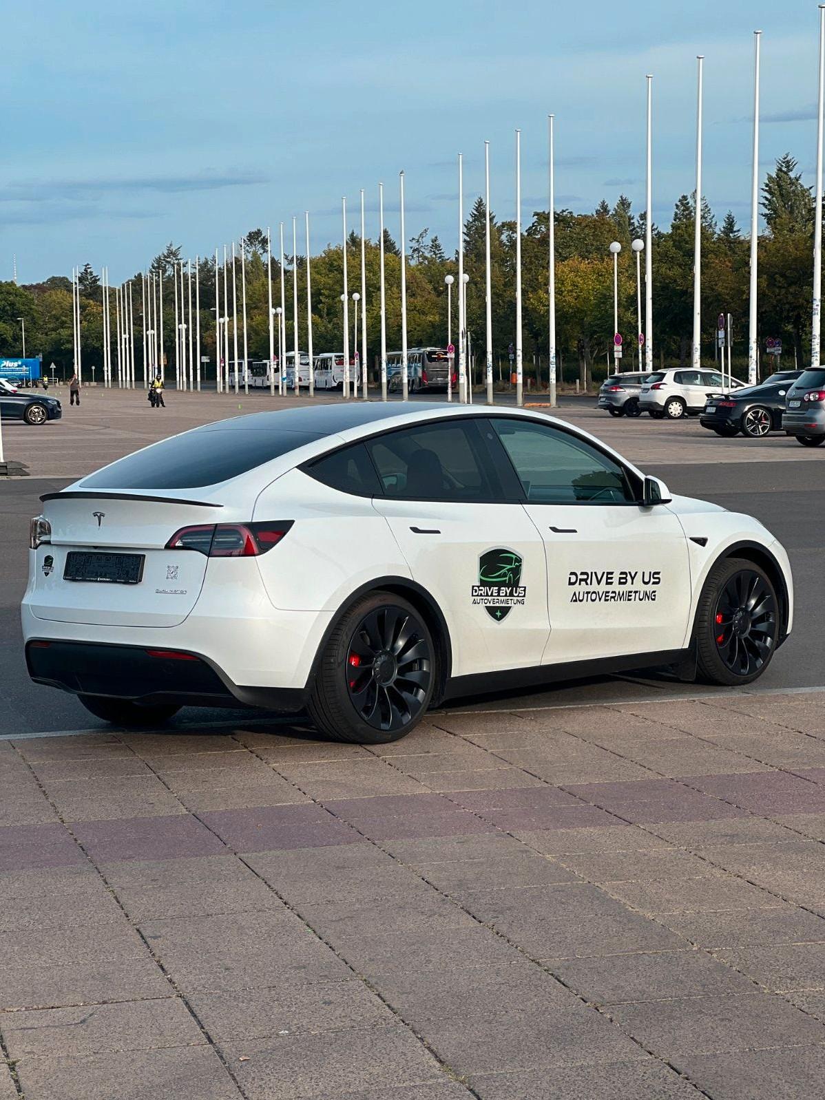 Tesla Model Y Performance 2023 534 PS Autovermietung Mietwagen Automieten Rent a car