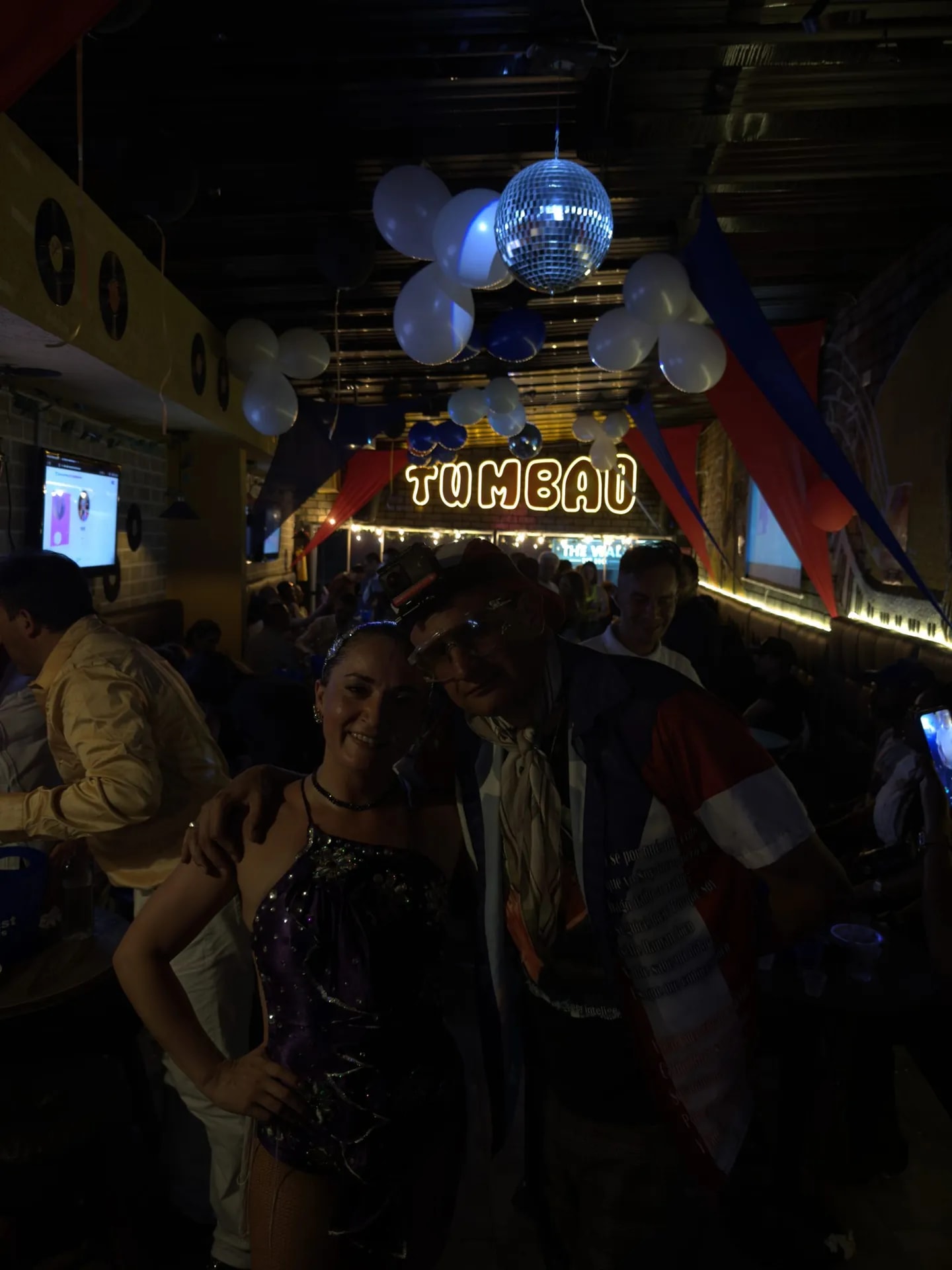Bola de espejos y ambiente de discoteca en fiesta con DJ en Bogotá — La Rumbería