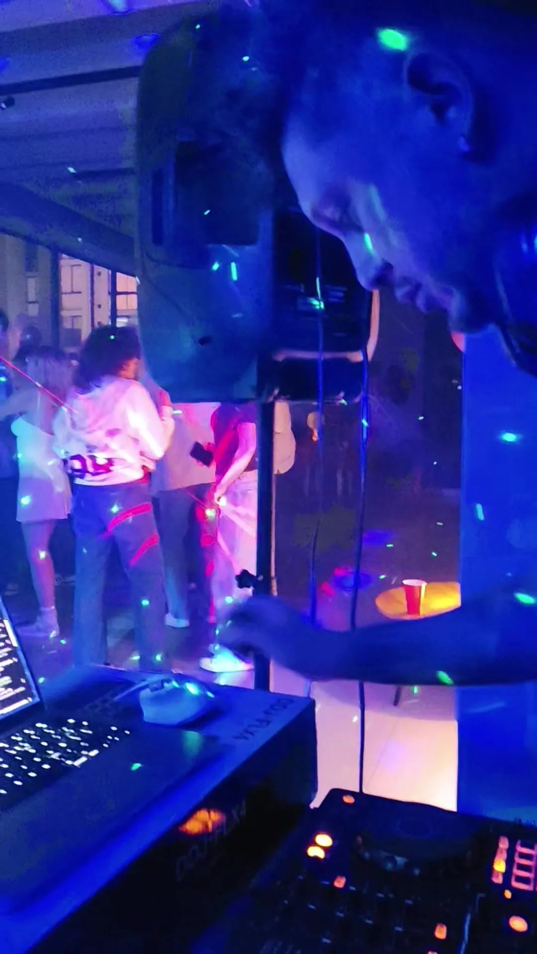 Fiesta en Bogotá con DJ profesional y luces: invitados bailando en la pista — La Rumbería