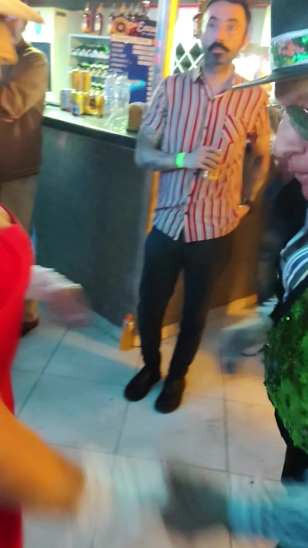 Pista llena en el bloque de rumba de un baby shower en Bogotá — La Rumbería