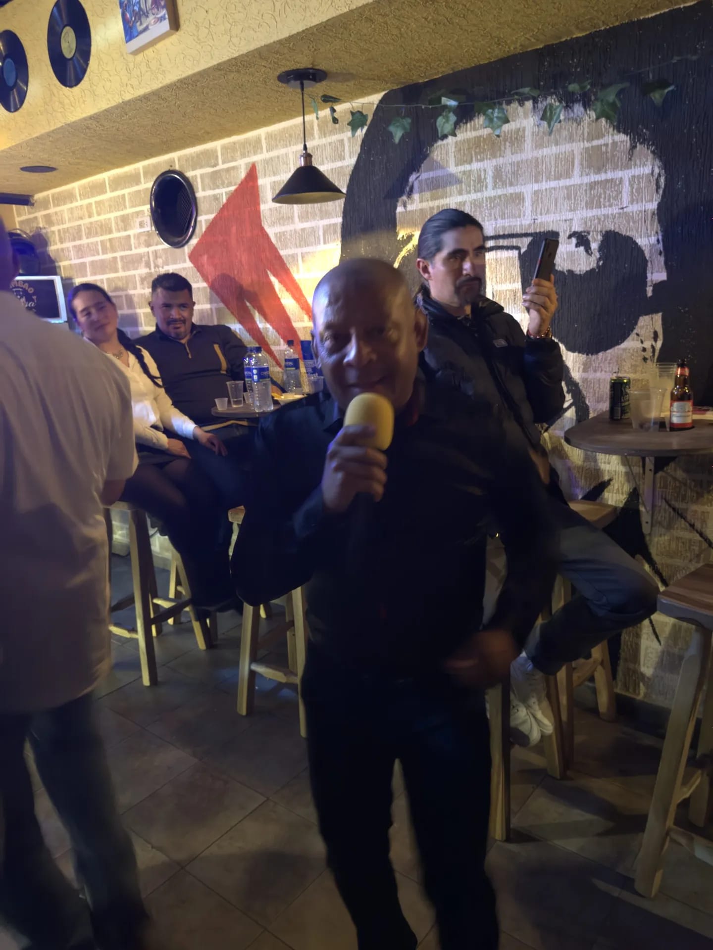 Invitados brindando en un evento con música en vivo en Bogotá — La Rumbería