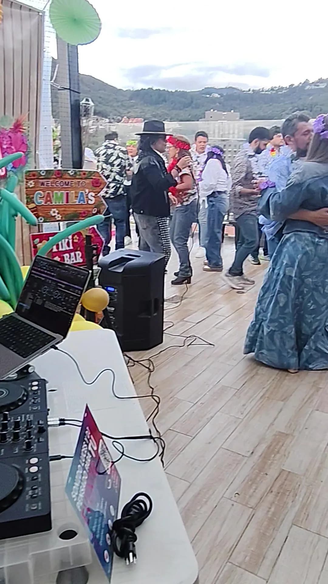 Hora loca aloha de día en terraza para fiesta en Bogotá — La Rumbería