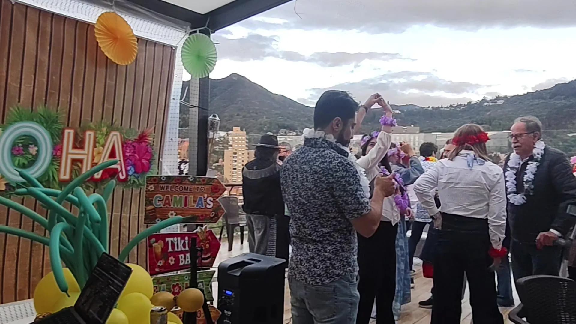 Bloque de dinámicas dirigidas con micrófono en un baby shower en Bogotá — La Rumbería
