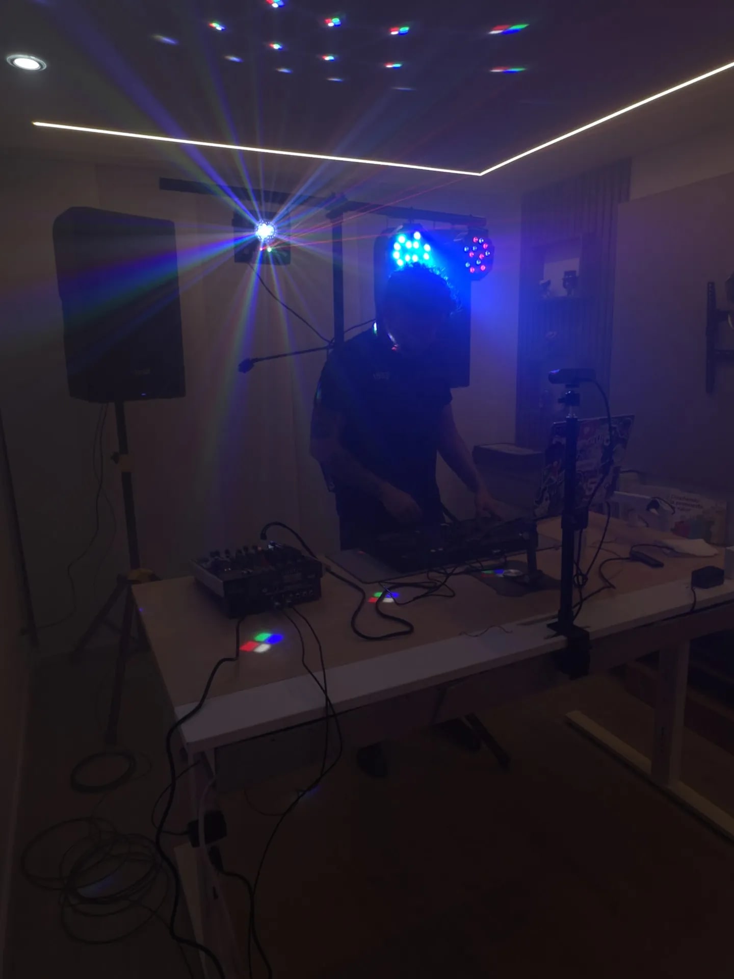 Cabina de DJ con efecto de luces en estrella en evento en Bogotá — La Rumbería