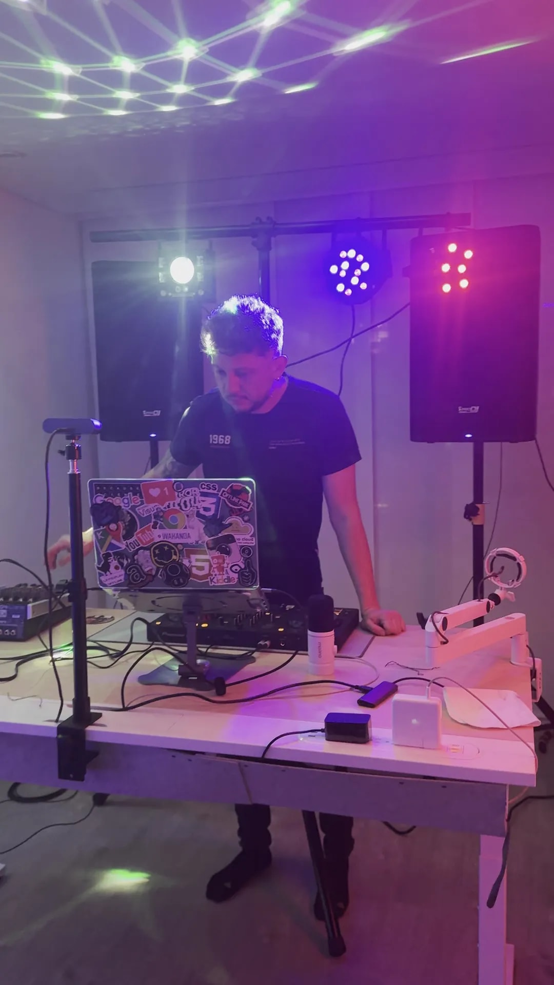 Iluminación profesional para fiesta en casa en Bogotá — La Rumbería