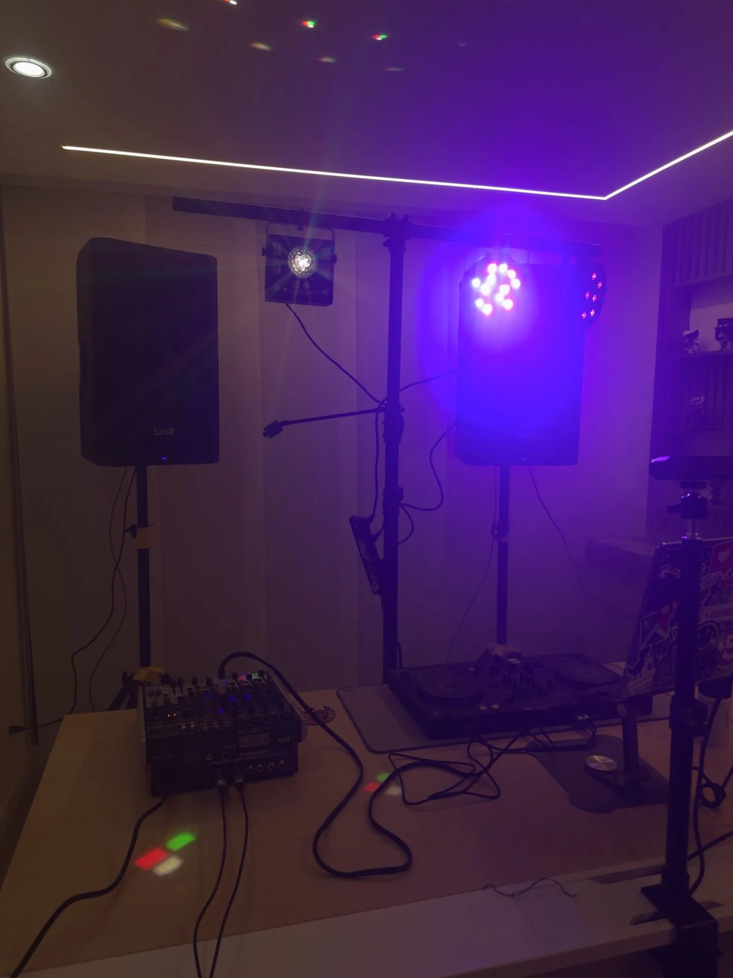 Iluminación morada de cabina en alquiler de luces en Bogotá — La Rumbería