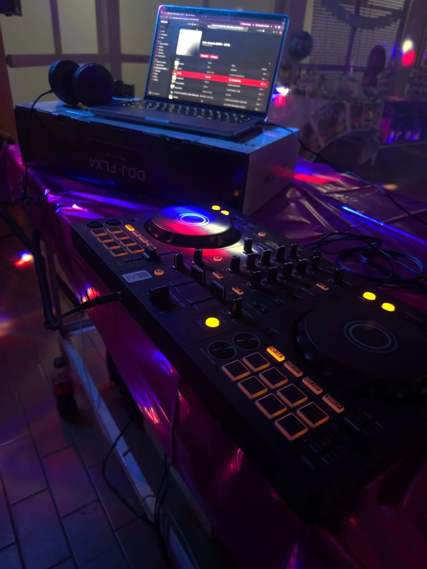 Controlador de DJ con juego de luces en evento en Bogotá — La Rumbería