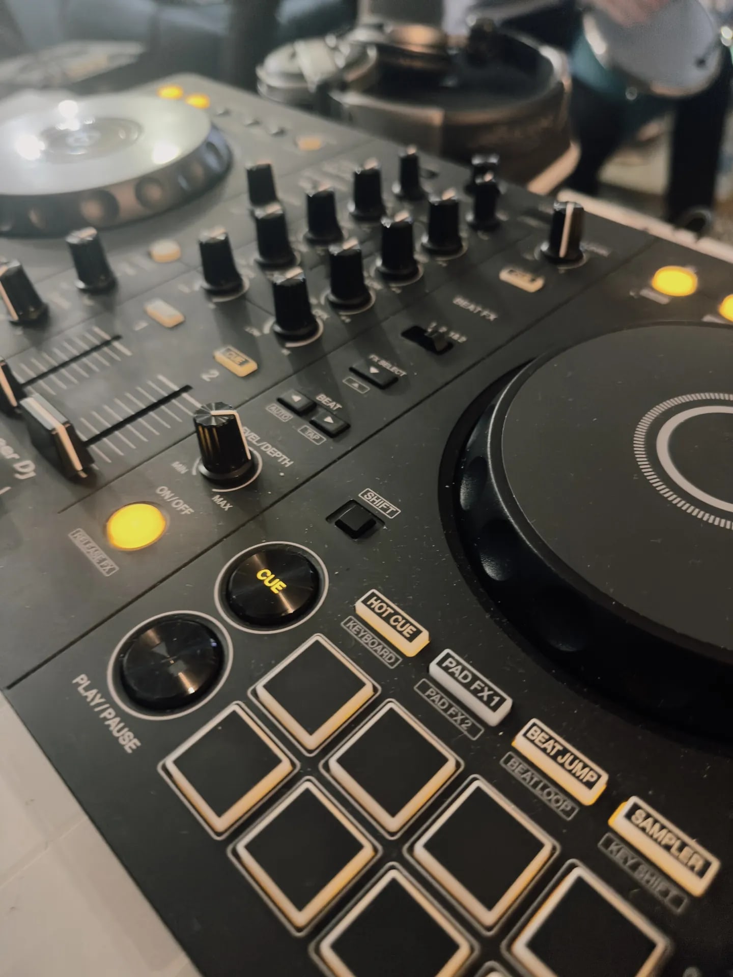 Consola de mezcla profesional de un alquiler de sonido en Bogotá — La Rumbería