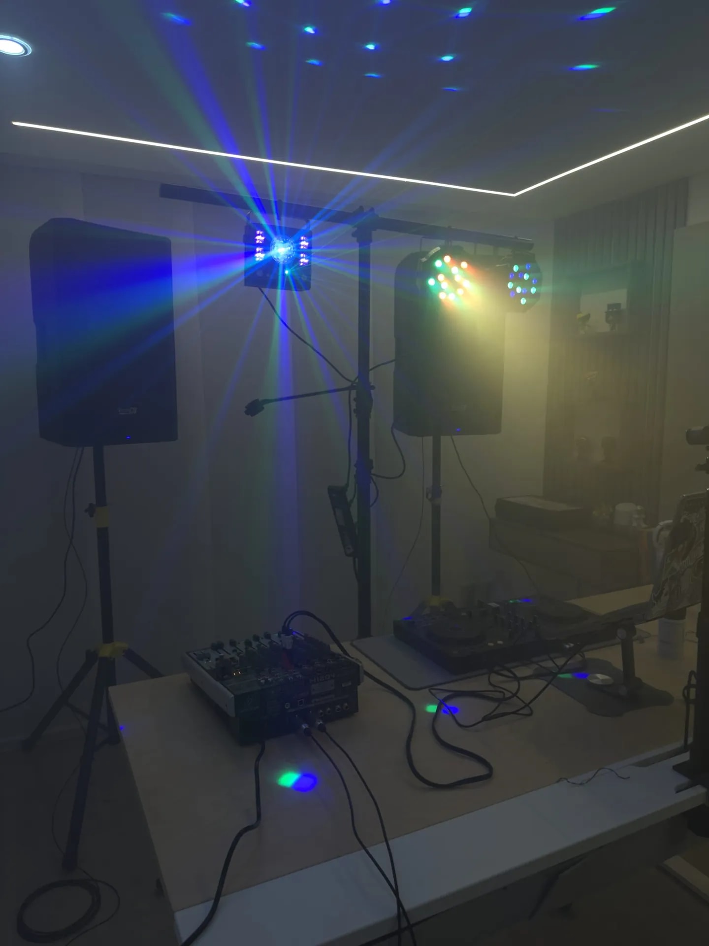 Juego de luces azul y verde en fiesta con iluminación profesional en Bogotá — La Rumbería