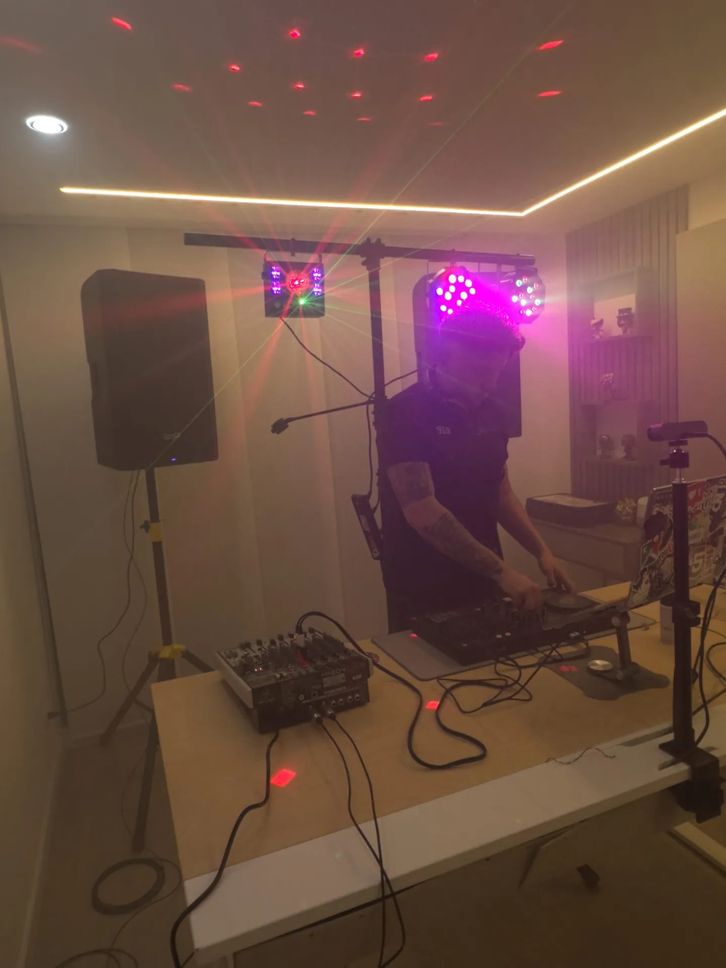 Iluminación rosada para evento con alquiler de luces en Bogotá — La Rumbería