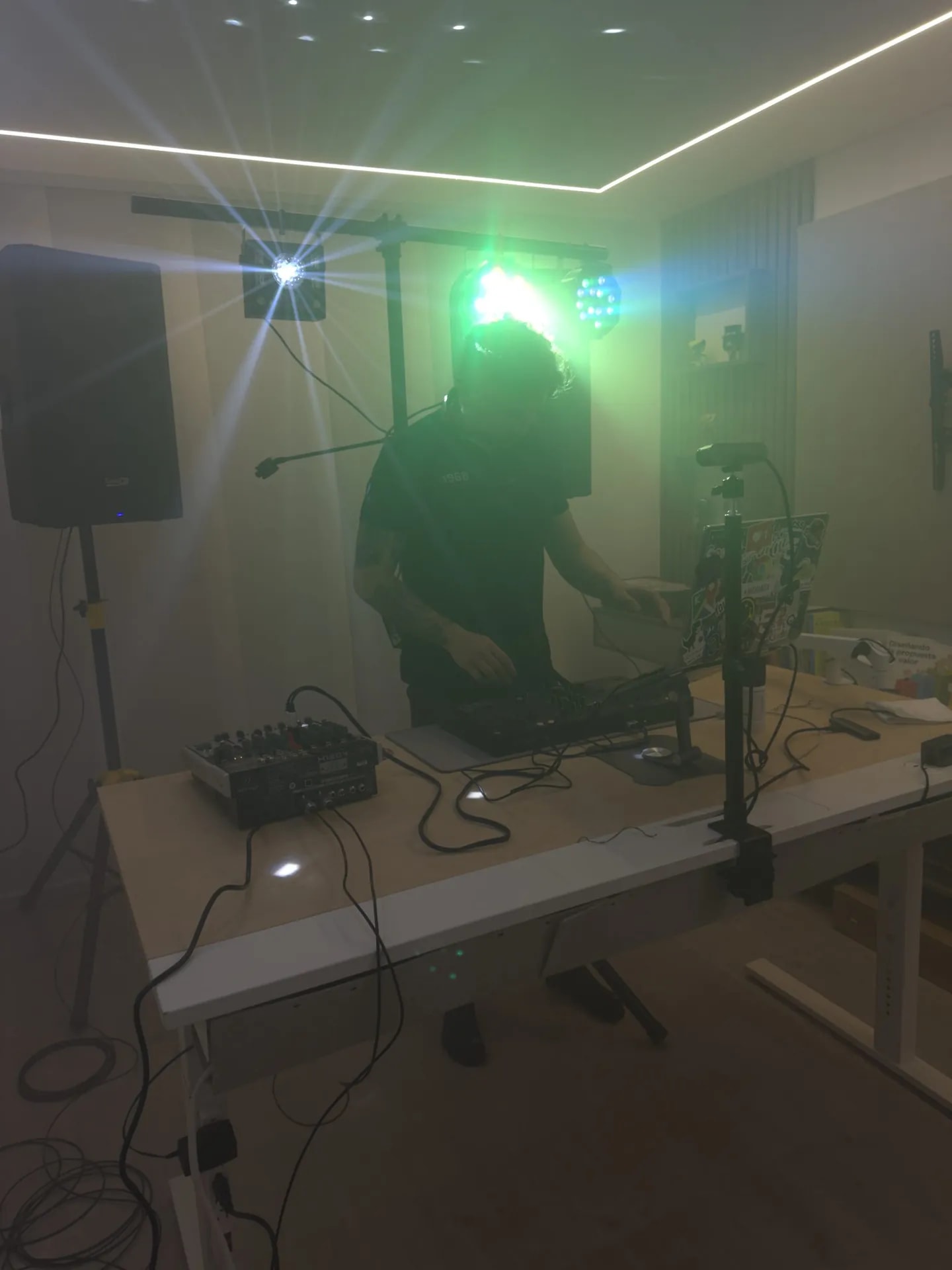 Cámara de humo y luces verdes creando ambiente en fiesta en Bogotá — La Rumbería