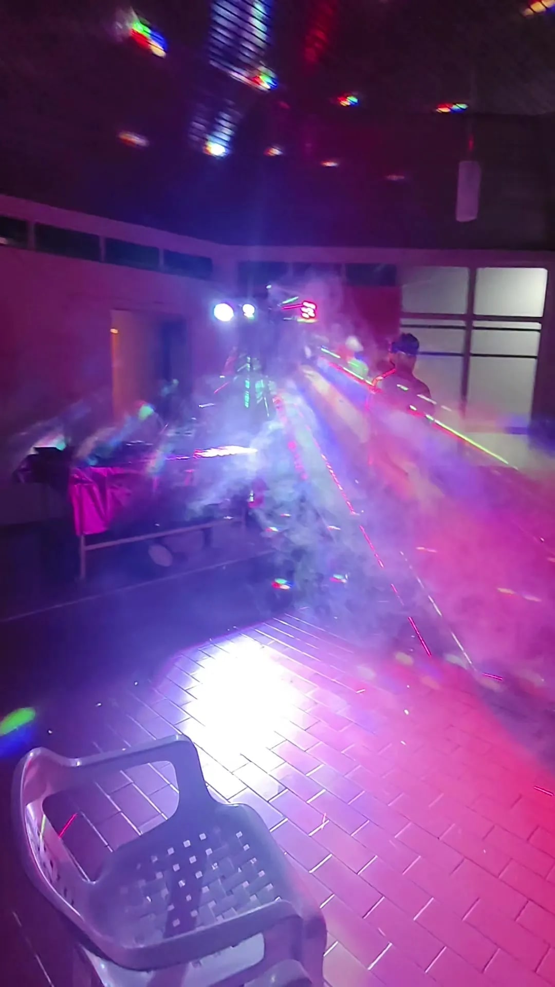 Pista de baile iluminada con luces disco en evento en Bogotá — La Rumbería