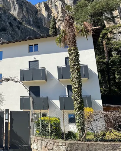 Casa Prabi in Arco — garden and façade of the holiday apartments