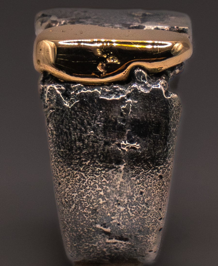 Gold seam detail