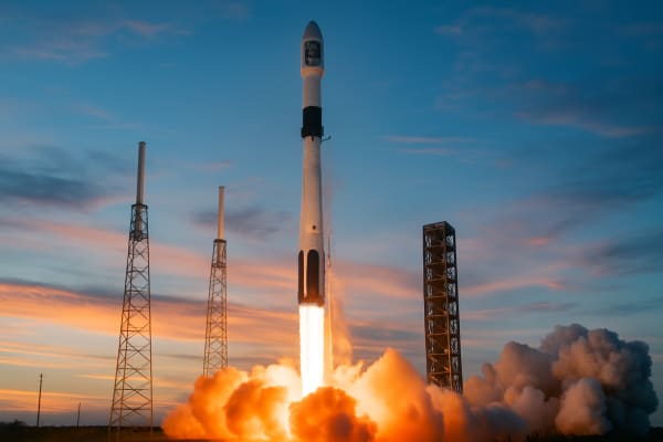 SpaceX Launches Starlink Batch as Constellation Approaches 8,000 Satellites