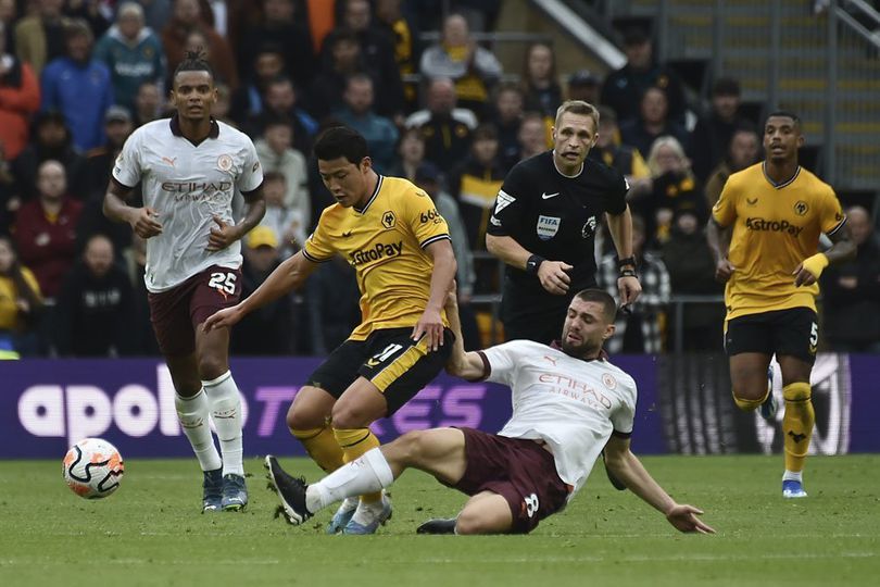 Mateo Kovacic berduel dengan Hwang Hee-chan saat Manchester City berjumpa Wolverhampton pada pekan ke-7 Premier League 2023/2024 info main bola Head to Head dan Statistik: Wolverhampton vs Manchester City – Premier League