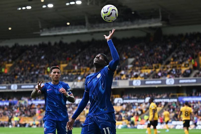 Selebrasi Noni Madueke usai mencetak gol dalam laga Wolverhampton vs Chelsea di Premier League 2024/2025. info main bola Tampil Gacor Kontra Southampton, Noni Madueke Malah Kena Sentil Enzo Maresca