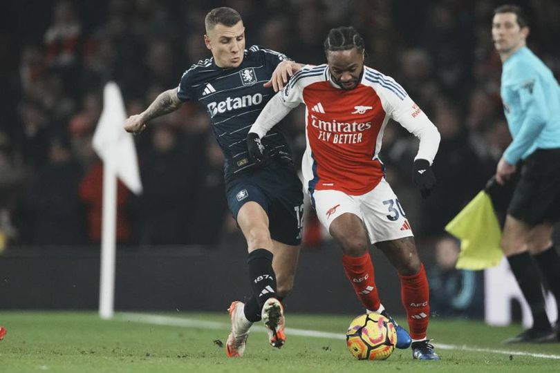 Lucas Digne (kiri) berebut bola dengan Raheem Sterling dalam laga Premier League antara Arsenal vs Aston Villa, Minggu (19/1/2025) dini hari WIB. info main bola Pertaruhan Nasib Raheem Sterling: Satu Gol untuk Bangkit atau Terbuang dari Arsenal
