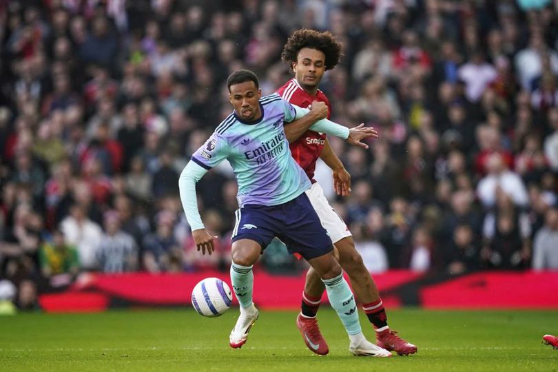 Joshua Zirkzee (belakang) berduel dengan Gabriel Magalhaes dalam laga Manchester United vs Arsenal di Premier League, Minggu (9/3/2025). info main bola Catatan menarik Manchester United vs Arsenal: Bruno Spesialis Free-kick, Bruno Declan Rice On Fire