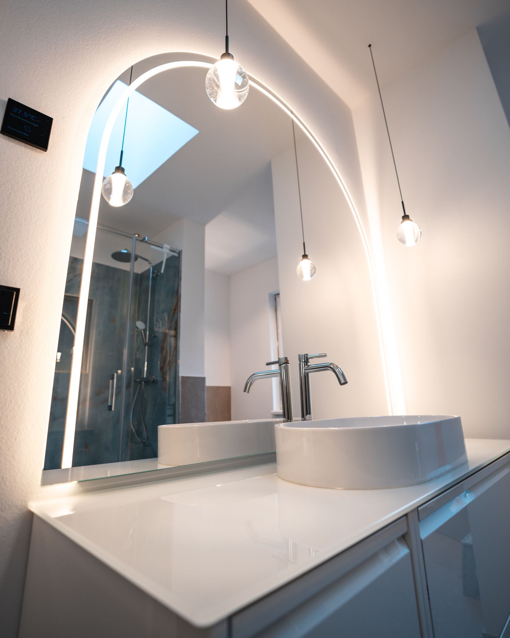 Spiegel mit Rundform und LEDs