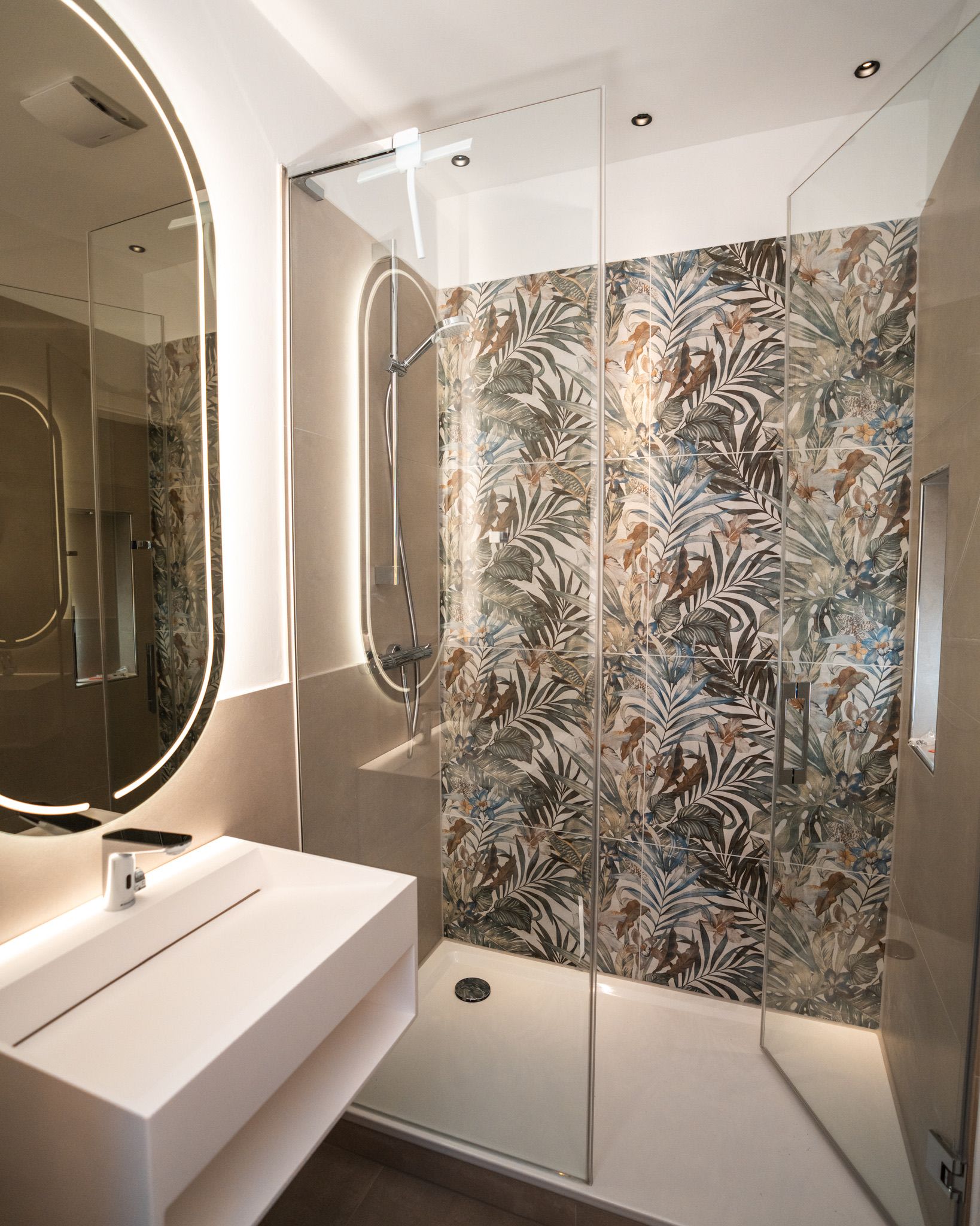Dusche mit Spiegel