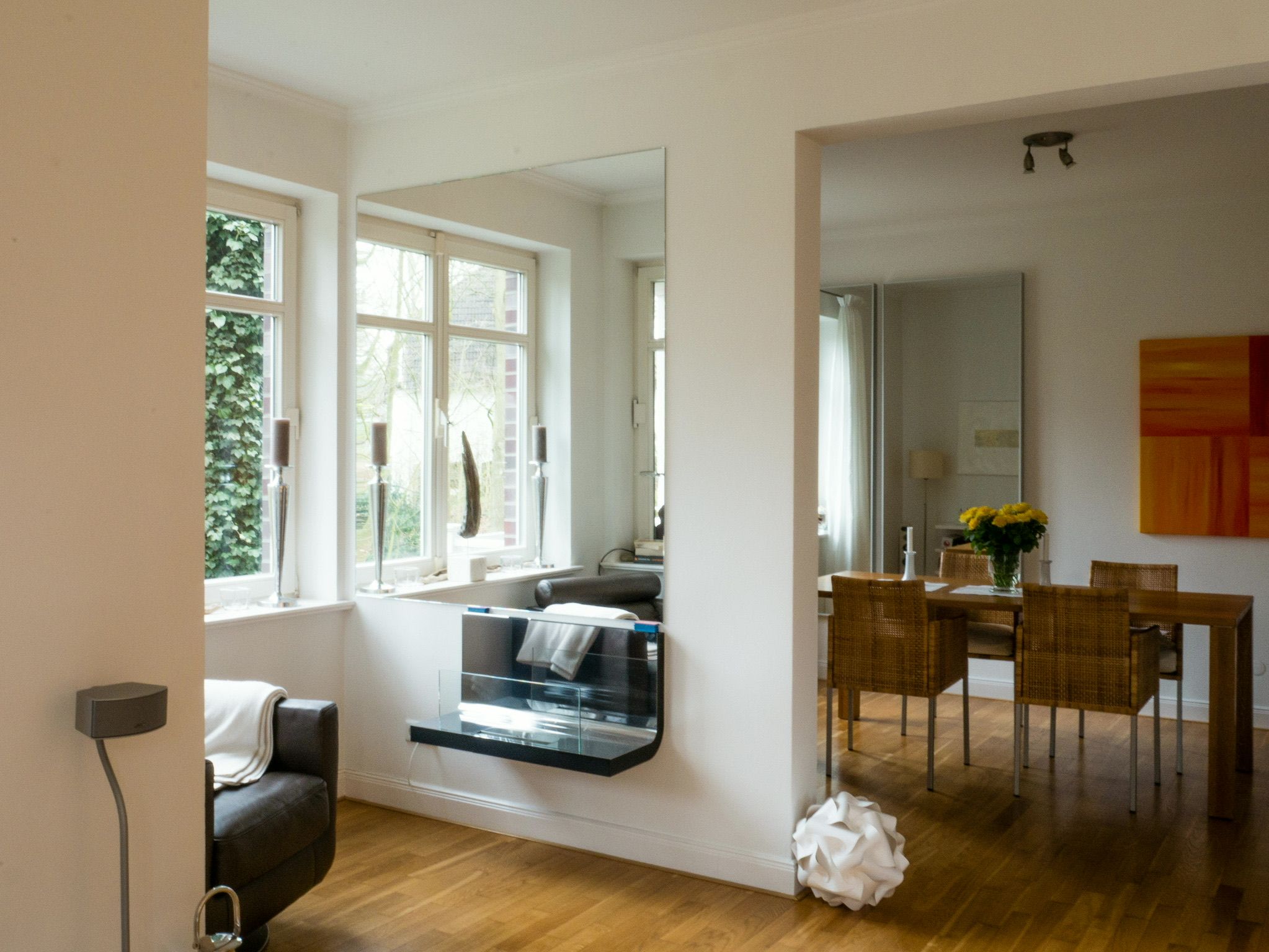 Spiegel an Wand