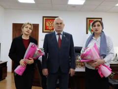 Секретарь Ингушского РО партии «Единая Россия», Председатель НС РИ Магомет Тумгоев поздравил коллег-женщин в преддверии Международного женского дня