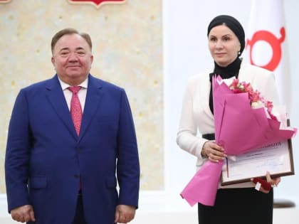 Глава республики вручил Почетную грамоту вице – премьеру – министру образования и науки региона