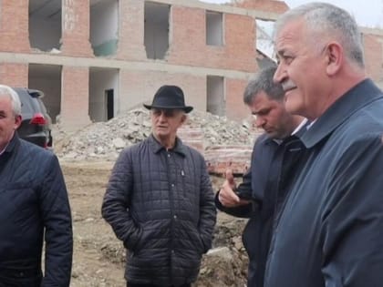 Вице-премьер Ингушетии провел инспекционный осмотр строящейся школы на 720 мест