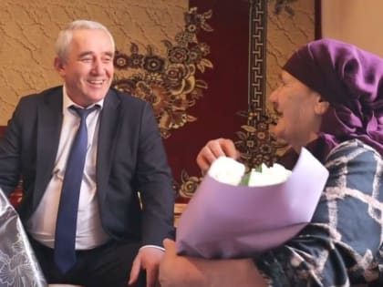 8 марта Глава Назрани Урусхан Евлоев ежегодно поздравляет одну из жительниц Назрани лично.