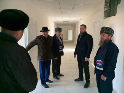 «Партийный десант» оценил ход строительства новой участковой больницы в Кантышево