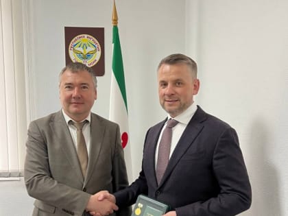 Руслан Мизиев вручил юбилейную медаль Сергею Разживину