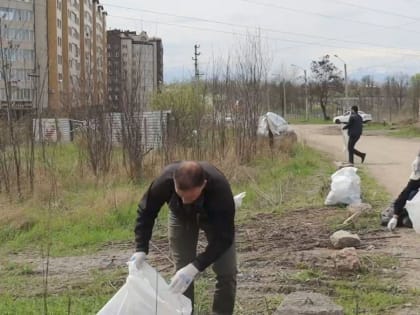Власти Назрани в преддверии праздничных мероприятий провели городской субботник.