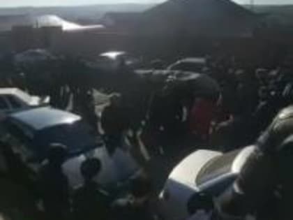 Сотни людей пришли на похороны погибшего при отражении нападения бандитов ингушского полицейского