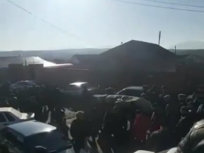 Сотни людей пришли на похороны погибшего при отражении нападения бандитов ингушского полицейского
