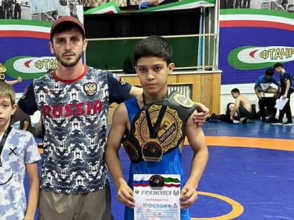 Одиннадцать наград завоевали сунженские борцы на состязаниях в Грозном