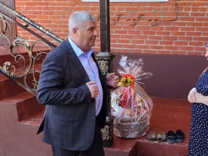 Герой труда России Марем Богатырева принимала поздравления с 8 Марта от властей региона