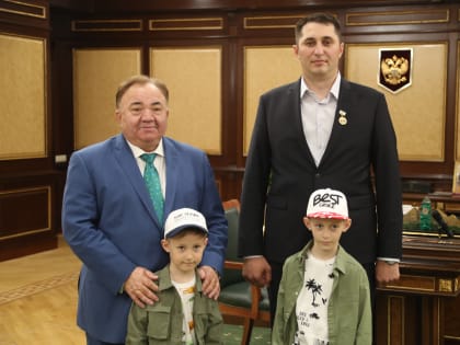 Махмуд-Али Калиматов встретился с военнослужащим Магомедом Цуровым