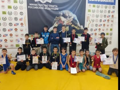 18 юных «вольников» из Троицкого стали призерами борцовского турнира в чеченском Алхан-юрте