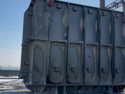 В Ингушетии специалисты и рабочие устанавливают мощный трансформатор