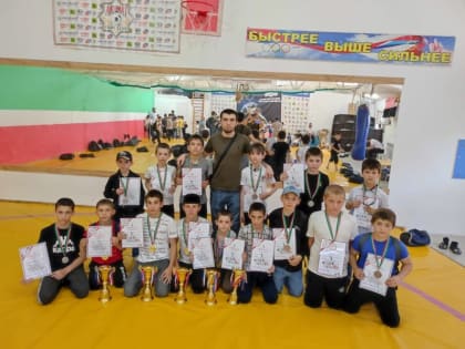 Юные борцы из Ингушетии успешно выступили на открытом турнире в Чечне