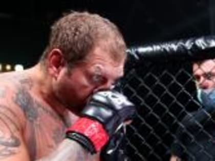 Менеджер Емельяненко: «У Александра небольшие проблемы с плечом. Если все будет хорошо, то планируем его бой на осень»